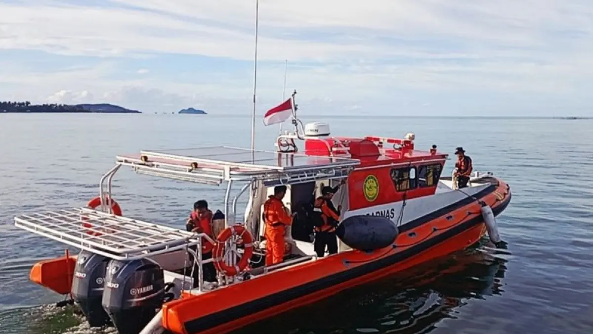 Kapal cepat milik Kantor SAR Natuna saat bergerak menuju lokasi pencarian nelayan pada Jumat (19/6). (ANTARA/HO-Kantor SAR Natuna)