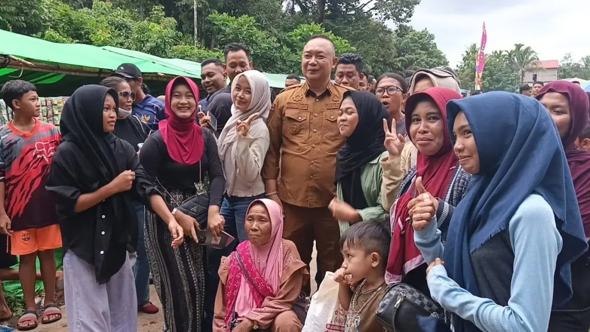 KUNJUNGAN : Bupati Ketapang, Alexander Wilyo, berswafoto dengan warga saat melakukan kunjungan ke Penjawaan, Sandai, beberapa waktu lalu.(IST)