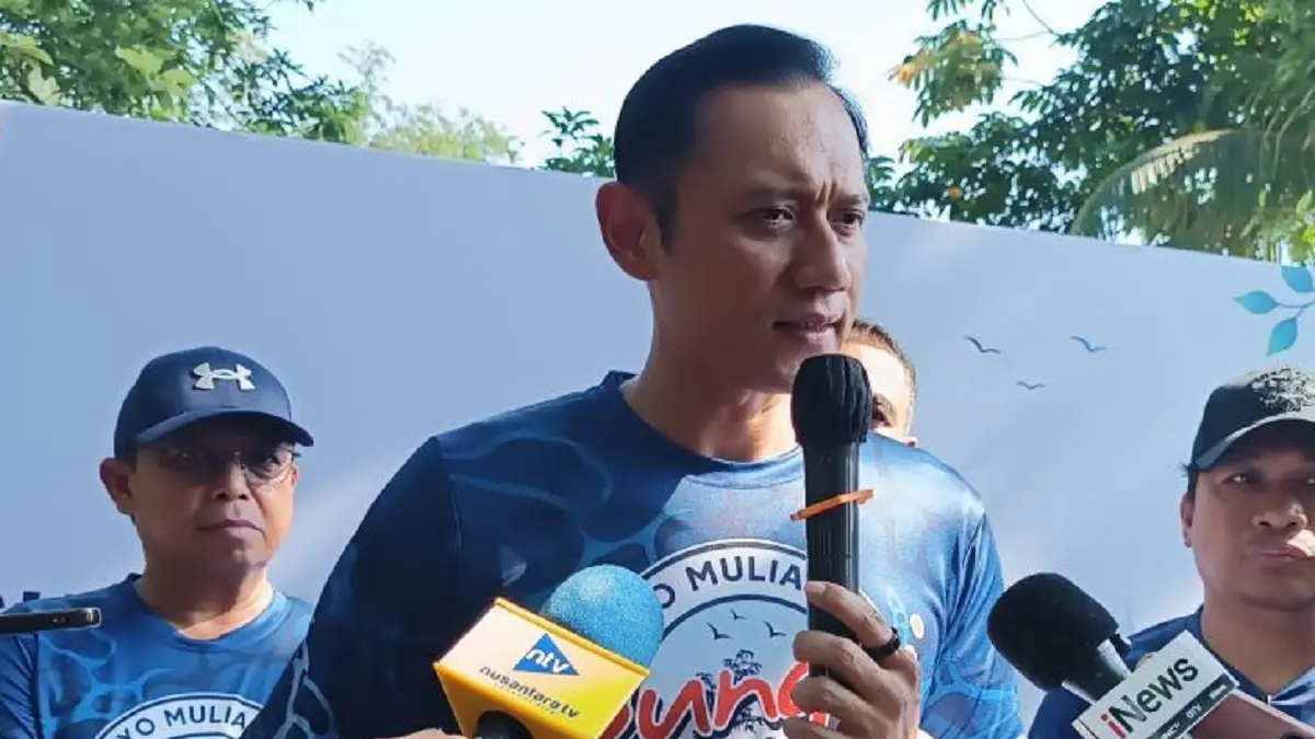 
Menteri Koordinator Bidang Infrastruktur dan Pembangunan Kewilayahan Agus Harimurti Yudhoyono memberi keterangan kepada media di Kota Bogor, Jawa Barat, Jumat (19/6). (ANTARA/Khaerul Izan)