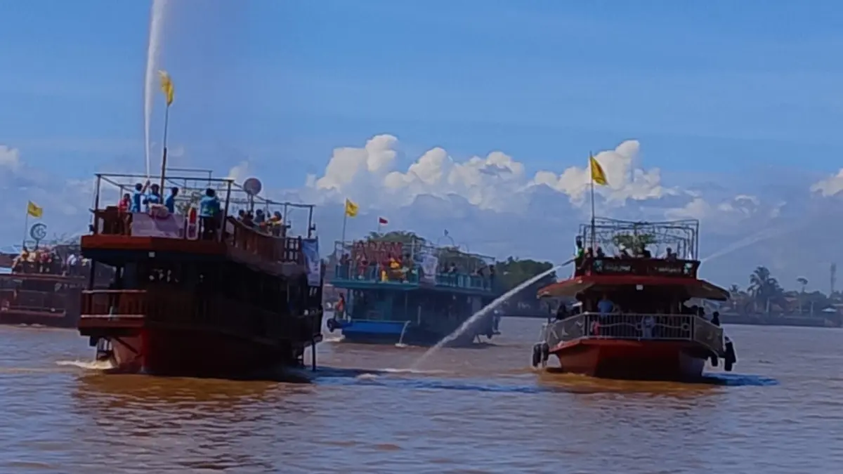 Menyusuri Sungai Kapuas sambil menikmati bakcang dan kicang pada Festival Hari Bakcang 2026&nbsp; yang digelar MABT Indonesia, Jumat (19/6/2026). (MARSITA RIANDINI/PONTIANAKPOST).