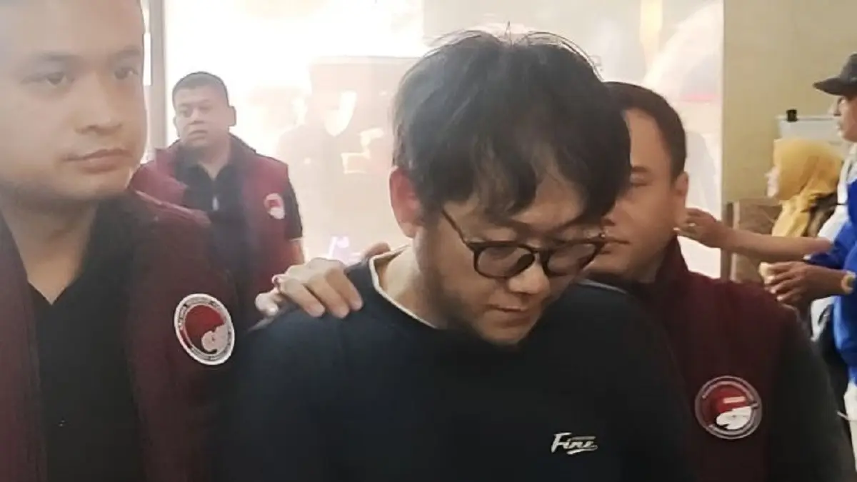 Penyidik Direktorat Tindak Pidana Narkoba (Dittipidnarkoba) Bareskrim Polri menggiring Frans Antoni (FA), seorang pihak pengendali keuangan jaringan gembong narkoba Fredy Pratama, di gedung Bareskrim Polri, Jakarta, Jumat (19/6). (ANTARA/Nadia Putri Rahmani)