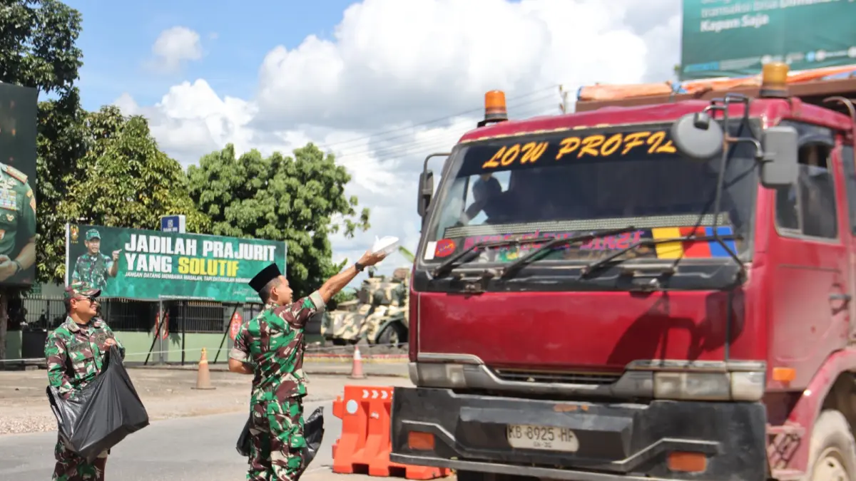 Personel Kodam XII Tanjungpura kembali menggelar aksi berbagi bertajuk "Jumat Berkah", Jumat siang (19/6). (ISTIMEWA)