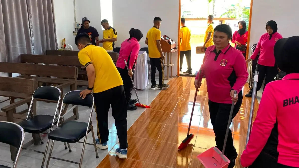 Personel Polres Kubu Raya membersihkan sejumlah rumah ibadah di wilayah tersebut dalam rangka menyambut Hari Bhayangkara ke-80 pada Jumat (19/6). (HUMAS POLRES KUBU RAYA)