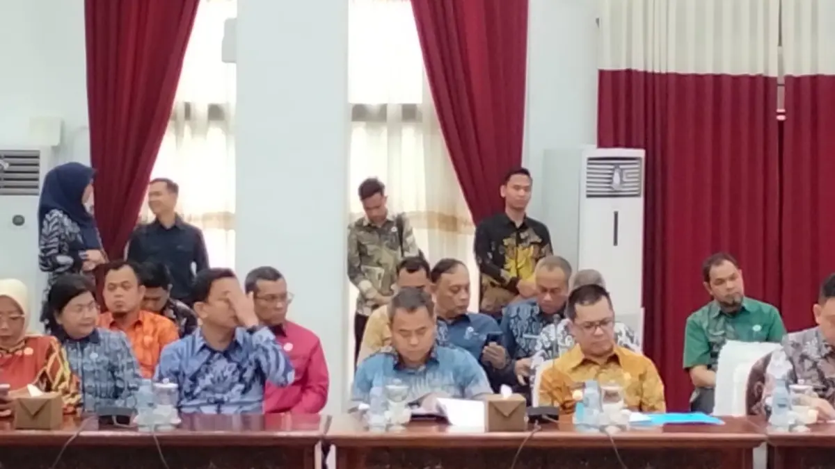 PlENO : Bupati Kayong Utara, Romi Wijaya, saat menghadiri Rapat Pleno Tim Percepatan Akses Keuangan Daerah (TPAKD) Provinsi Kalimantan Barat. (IST)