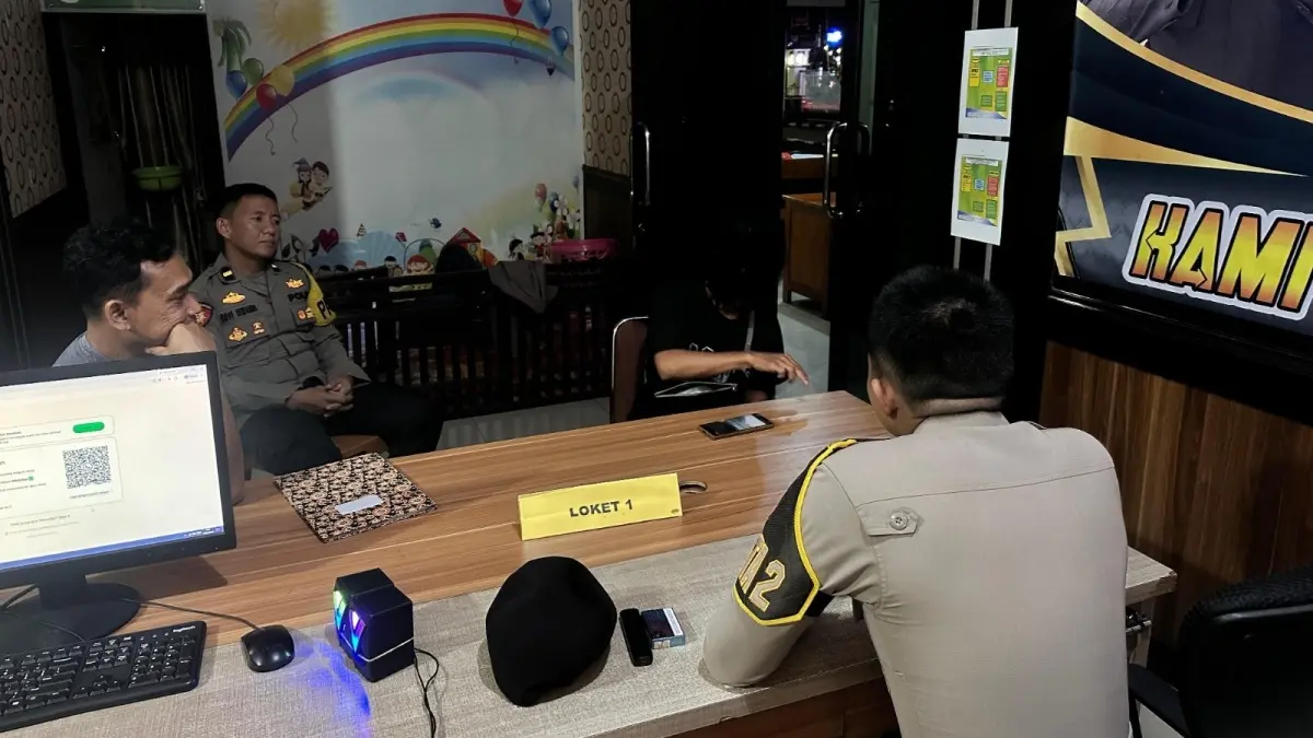 Polisi meminta keterangan AC yang mengaku disiram air keras saat mengendarai mobil di Kabupaten Sanggau. (ISTIMEWA)