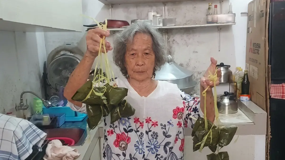 RESEP BAKCANG: Bakcang buatan The Ngak Tjeng (87) ditampilkan dalam proses produksi tradisional di rumahnya di Pontianak. Hidangan khas ini dibuat secara manual sebagai bagian dari pelestarian tradisi budaya Tionghoa yang diwariskan turun-temurun.