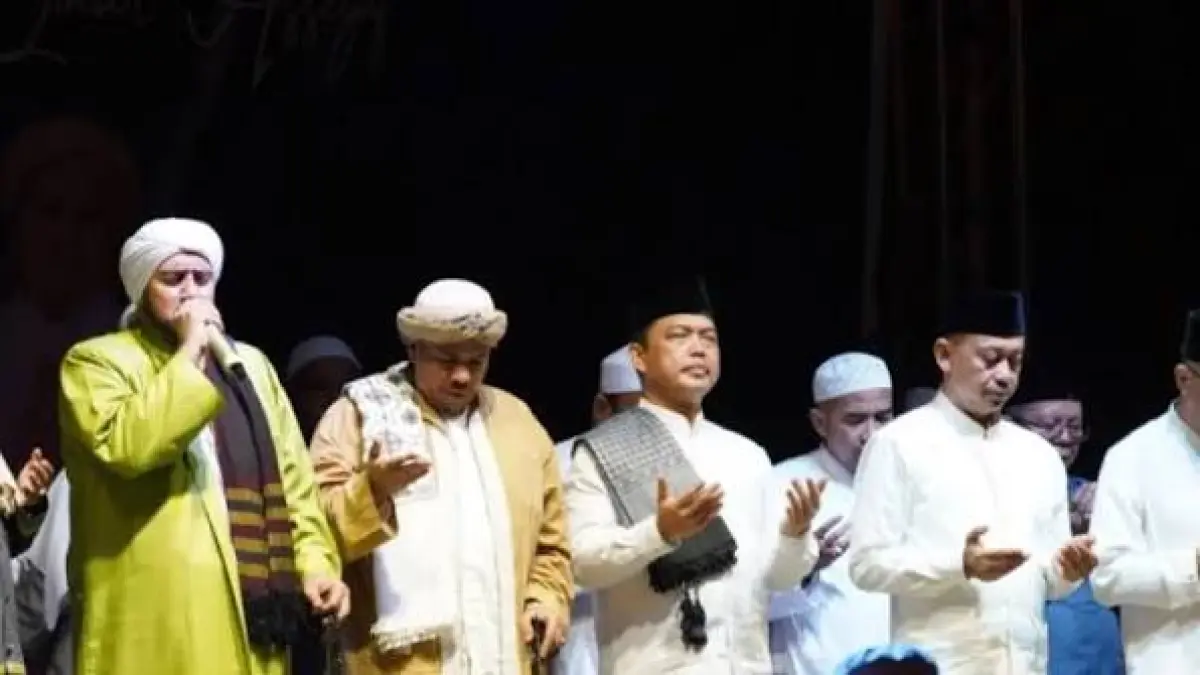 Salah satu tokoh Islam memimpin salawat yang digelar di Pontianak (DOK PONTIANAK POST) 