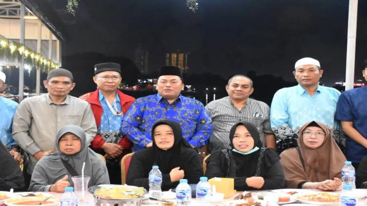 SAMBUT JEMAAH: Wakil Bupati Kubu Raya Sukiryanto menyambut kepulangan jemaah haji Kubu Raya di Asrama Haji Kota Batam, Kepulauan Riau, Rabu (17/6). 