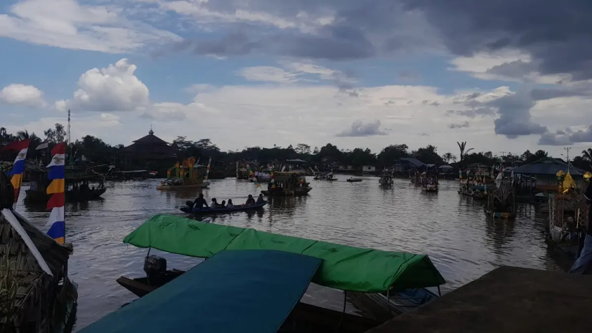 Sebanyak 30 perahu hias meriahkan Festival Turun Sungai di Desa Tengguli untuk menyambut Muharram.