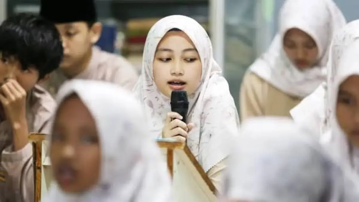 Sejumlah anak-anak dari Panti Asuhan Yakin Jakarta sedang bersalawat menunggu waktu berbua puasa (DOK JAWA POS)   