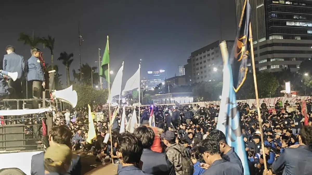Sejumlah mahasiswa yang berasal dari Kepresma Universitas Trisakti masih bertahan di depan Gedung DPR/MPR RI untuk menggelar unjuk rasa, Jumat (19/6). (ANTARA/Ilham Kausar)