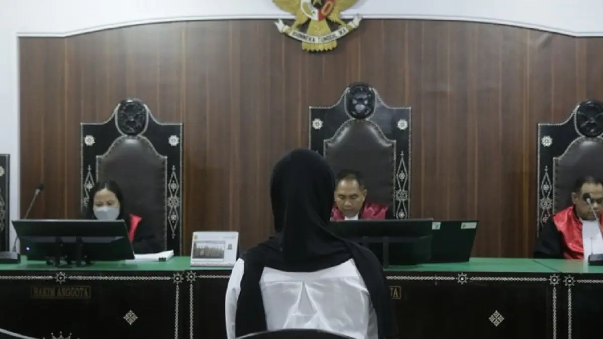 Terdakwa Brigadir Rizka Sintiani berdiri mendengarkan majelis hakim membacakan vonis dalam sidang putusan kasus pembunuhan Brigadir Esco Faska Rely di Pengadilan Negeri Mataram, Nusa Tenggara Barat, Selasa (9/6). (ANTARA/Dhimas B.P).
