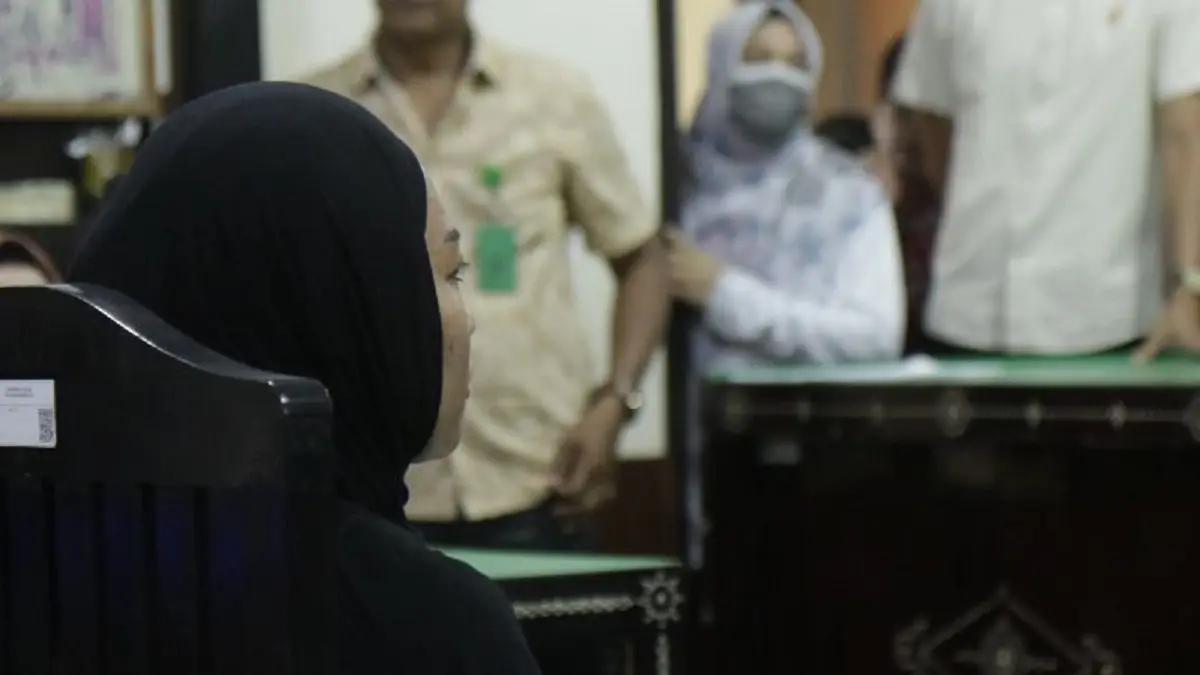 Terdakwa Brigadir Rizka Sintiani mendengarkan majelis hakim membacakan vonis dalam sidang putusan kasus pembunuhan Brigadir Esco Faska Rely di Pengadilan Negeri Mataram, Nusa Tenggara Barat, Selasa (9/6). (ANTARA/Dhimas B.P.)