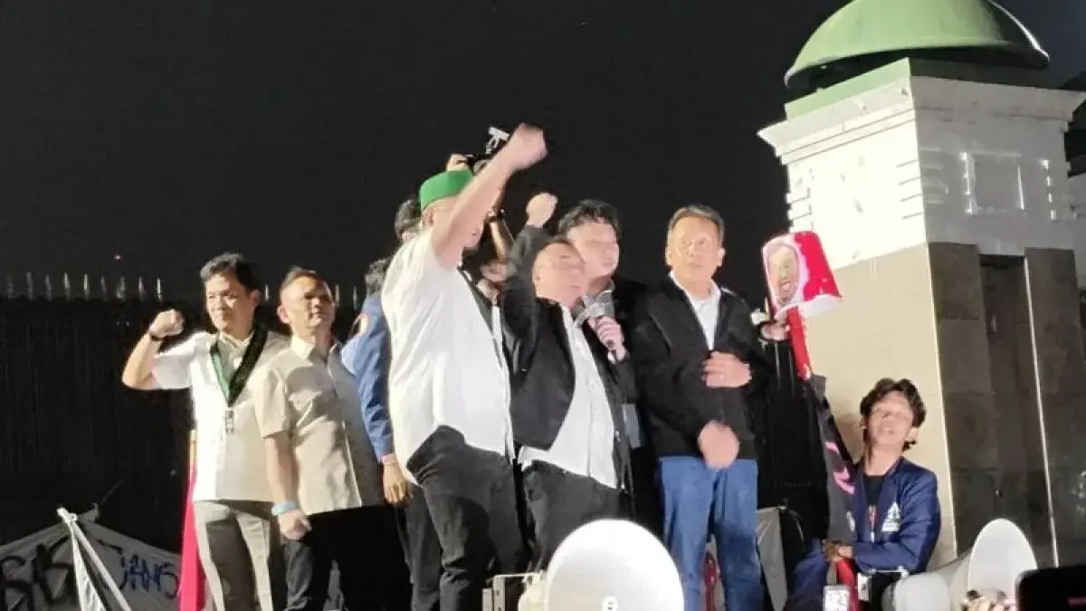 Wakil Ketua DPR RI Sufmi Dasco Ahmad dan Saan Mustopa saat bertemu dengan mahasiswa di depan Gedung DPR/MPR RI, Jakarta, Jumat (19/6/2026). (ANTARA)