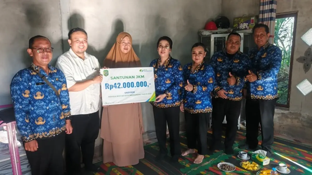 Wali Kota Tjhai Chui Mie didampingi Kepala Cabang BPJS Ketenagakerjaan, Kepala Dinas Penanaman Modal dan Tenaga Kerja Kota Singkawang, serta jajaran perangkat daerah menyerahkan santunan JKM, Rabu (17/6).
