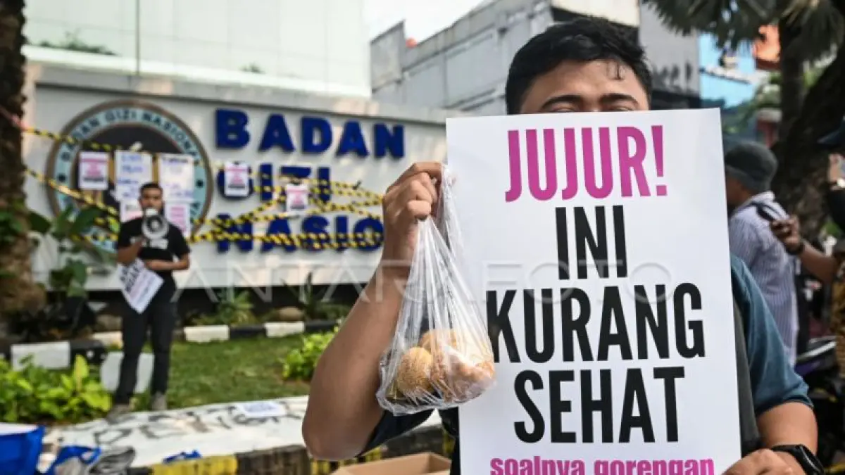 Warga yang tergabung dalam aliansi MBG Watch membawa poster saat aksi unjuk rasa di depan kantor Badan Gizi Nasional (BGN), Jakarta Pusat, Rabu (10/6). (ANTARA FOTO/Sulthony Hasanuddin/nym)