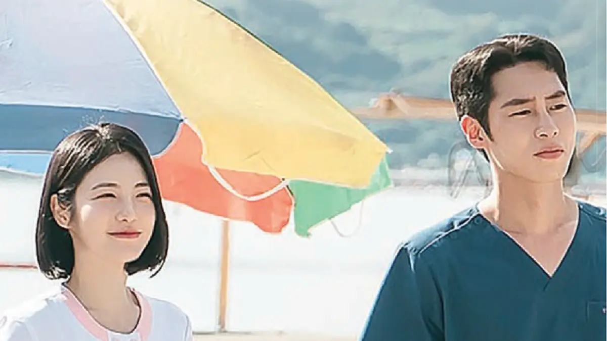 Yuk Ha-ri (kiri, Shin Ye-eun) dan Do Ji-ui (Lee Jae-wook) sedang bertugas di Pulau Pyeongdong. (ENA)