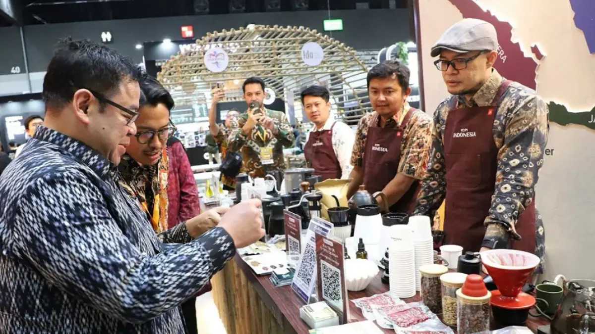 TEMBUS PASAR GLOBAL – Pelaku usaha kopi Indonesia mengikuti pameran World of Coffee Bangkok 2026 di Thailand, 7–9 Mei 2026. Ajang tersebut mencatat potensi transaksi ekspor sebesar 3,89 juta dolar AS (sekitar Rp66 miliar) dari komitmen pembelian 337 ton kopi oleh buyer dari berbagai negara. FOTO: KEMENDAG