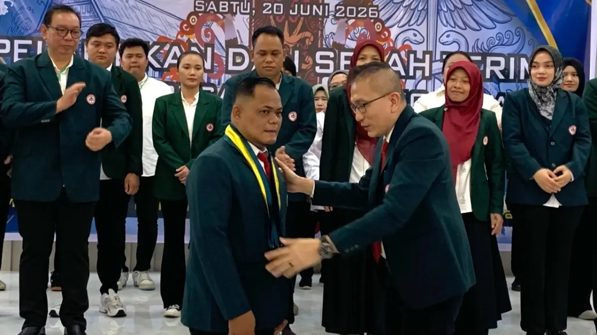 Ketua IDI Wilayah Kalimantan Barat, dr. Muhammad Wahyu Utomo, memasangkan kalung IDI kepada Ketua IDI Cabang Melawi, dr. Ilza Nanta Setia, sebagai simbol pengukuhan kepemimpinan dan amanah organisasi dalam rangka memperkuat pelayanan kesehatan serta profesionalisme dokter di Kabupaten Melawi. (ISTIMEWA)