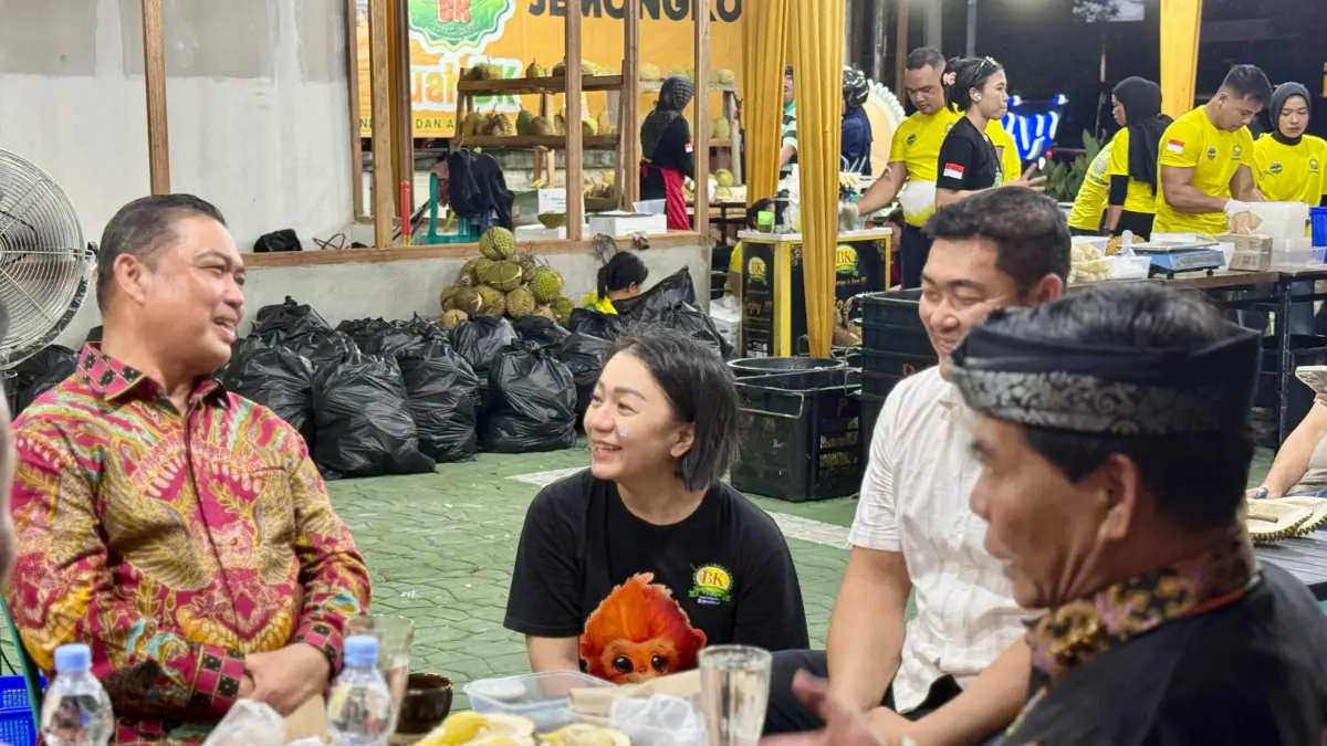 Gubernur Kalbar Ria Norsan dan Gubernur Kaltara Zainal Arifin Paliwang berbincang dengan pemilik Bazar Durian BK di Pontianak, Sabtu (20/6/2026) malam. Pertemuan berlangsung hangat sembari menikmati durian Balai Karangan dan membahas potensi pengembangan usaha durian lokal sebagai salah satu penggerak ekonomi masyarakat.