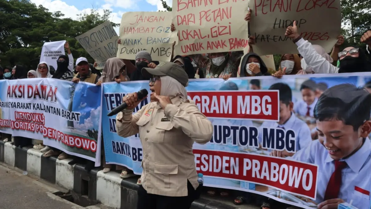 ‎Aliansi Masyarakat Kalimantan Barat menggelar aksi mendukung Makan Bergizi Gratis (MBG) berlanjut dan kepastian regulasi di Bundaran Digulis, Sabtu (20/6). (MEIDY KHADAFI/PONTIANAK POST)