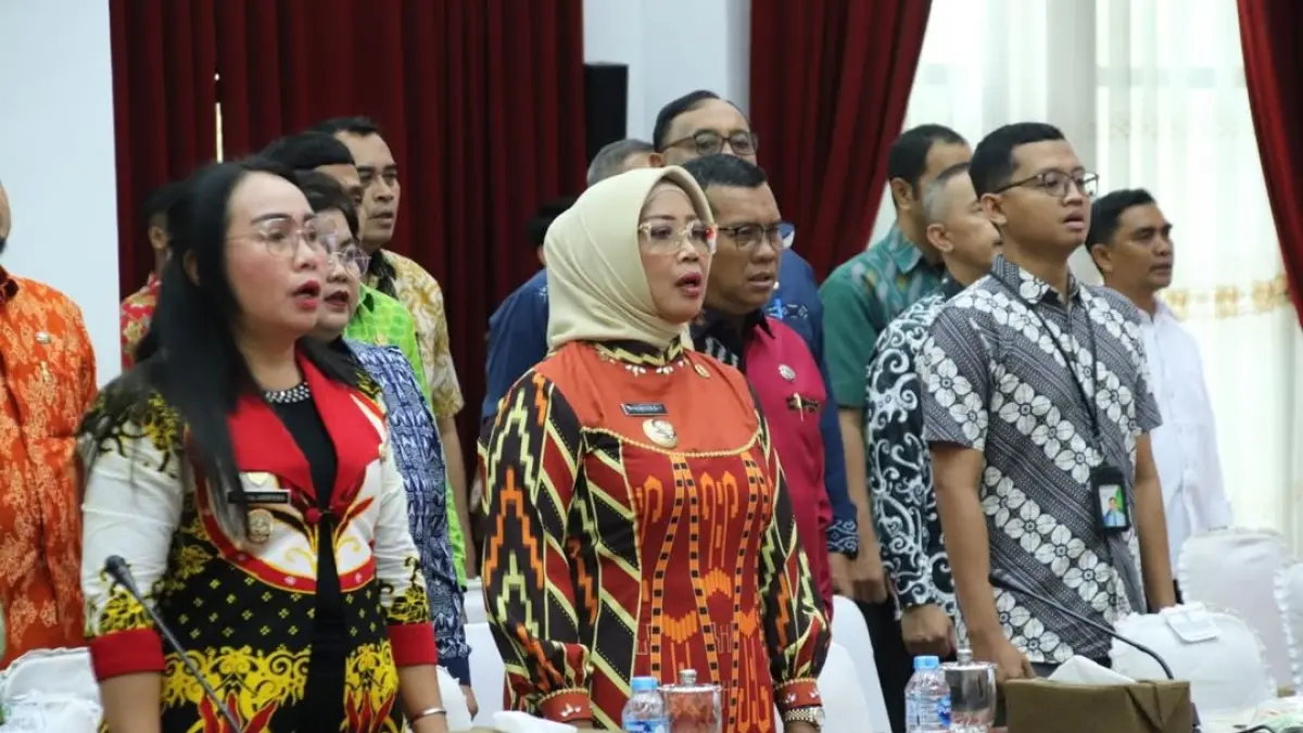  Bupati Erlina saat menghadiri rapat pleno TPAKD Kalbar