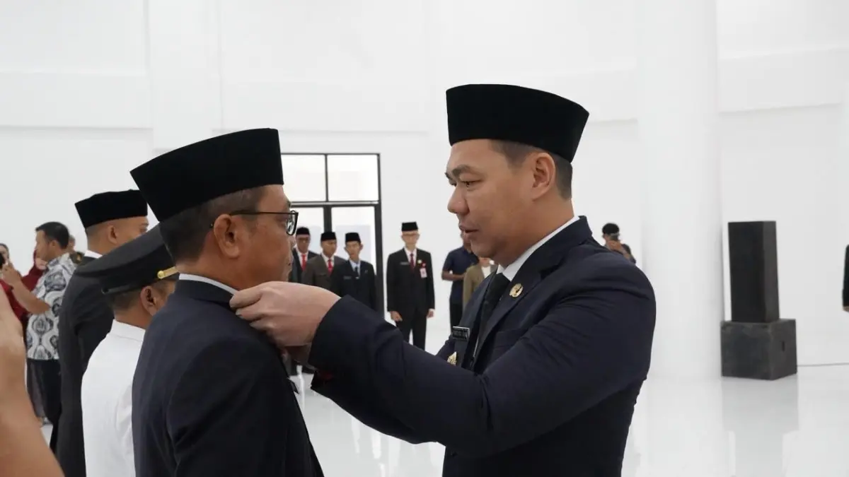 Bupati Kapuas Hulu, Fransiskus Diaan, melantik dan mengambil sumpah/janji 58 Aparatur Sipil Negara (ASN) dalam acara Pelantikan Pejabat Pimpinan Tinggi Pratama.  (ISTIMEWA)