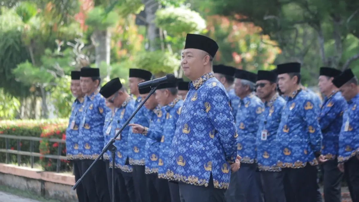 Bupati Ketapang, Alexander Wilyo, memberikan arahan saat memimpin apel gabungan, Jumat (19/6) pagi. (ISTIMEWA)