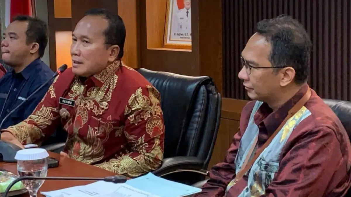 Bupati Kubu Raya, Sujiwo memberikan arahan saat menghadiri High Level Meeting (HLM) dan Capacity Building Tim Percepatan dan Perluasan Digitalisasi Daerah (TP2DD) Kabupaten Kubu Raya di Kantor Bupati Kubu Raya, Kamis (18/6). (Prokopim Kubu Raya)
