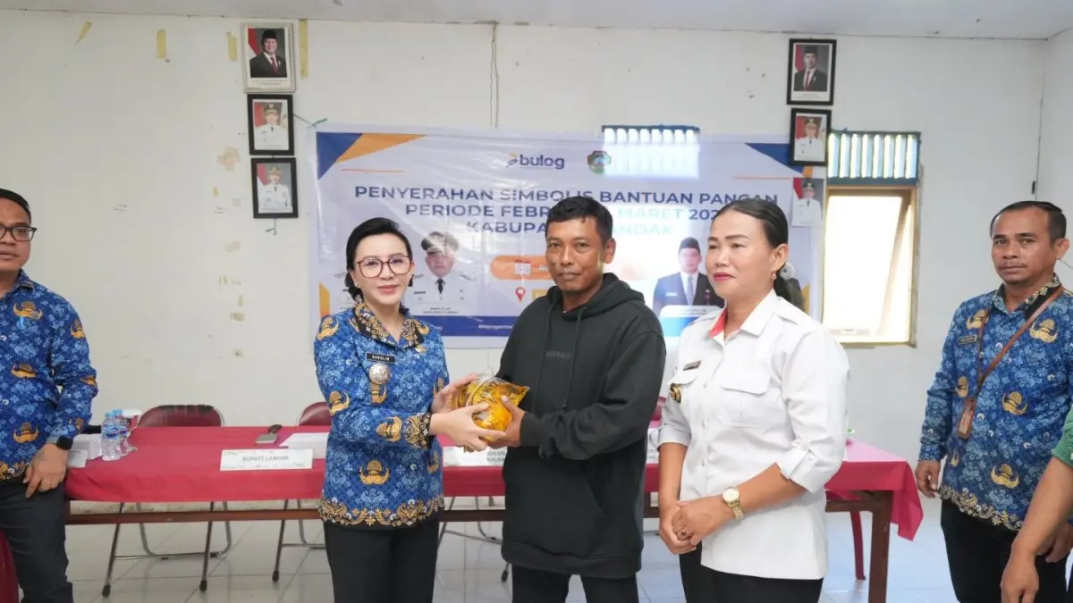 Bupati Landak Karolin Margret Natasa menyerahkan secara simbolis bantuan pangan kepada penerima manfaat di Balai Desa Jelimpo, Kecamatan Jelimpo pada Rabu (17/6). (HUMAS PEMKAB LANDAK)