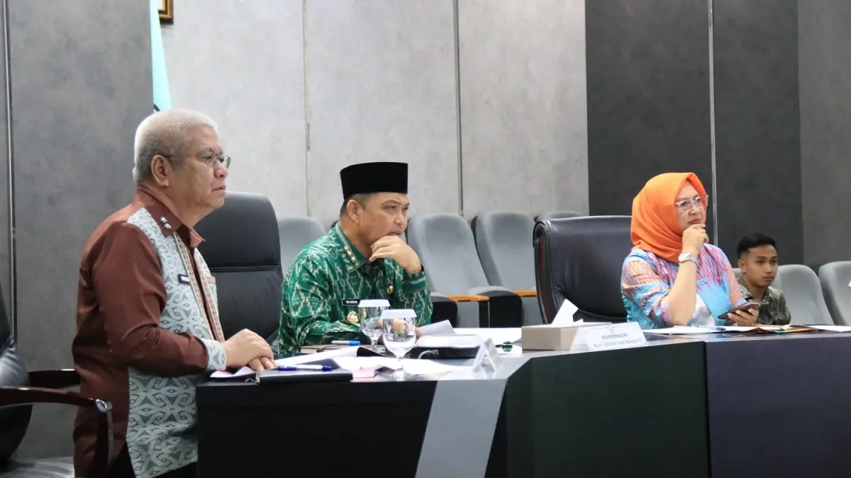 Gubernur Kalimantan Barat, Ria Norsan, didampingi Sekretaris Daerah Provinsi Kalimantan Barat, Harisson saat mengikuti agenda validasi dan klarifikasi Pengukuran Indeks Pengelolaan Keuangan Daerah. (Adpim Pemprov Kalbar)