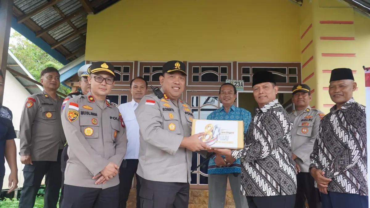  Kapolres Kapuas Hulu AKBP Roberto Aprianto Uda memberikan bingkisan serta paket Sembako kepada purnawirawan Polri. (ISTIMEWA)