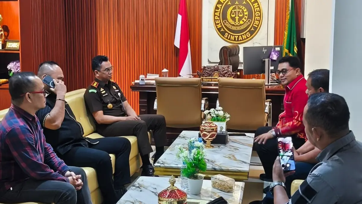 Pengakuan hukum adat dalam kitab KUHP baru menjadi fokus pembahasan pada pertemuan antara Ikatan Cendikiawan Dayak Nasional (ICDN) Kabupaten Sintang dan Kejaksaan Negeri Sintang. (ISTIMEWA)