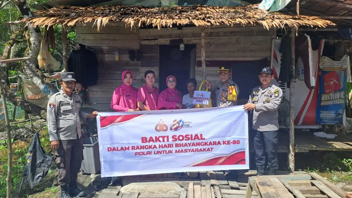 Personel Polsek Ngabang menyalurkan bansos kepada warga di tiga desa jelang Hari Bhayangkara ke-80 pada Jumat (19/6). (ISTIMEWA)