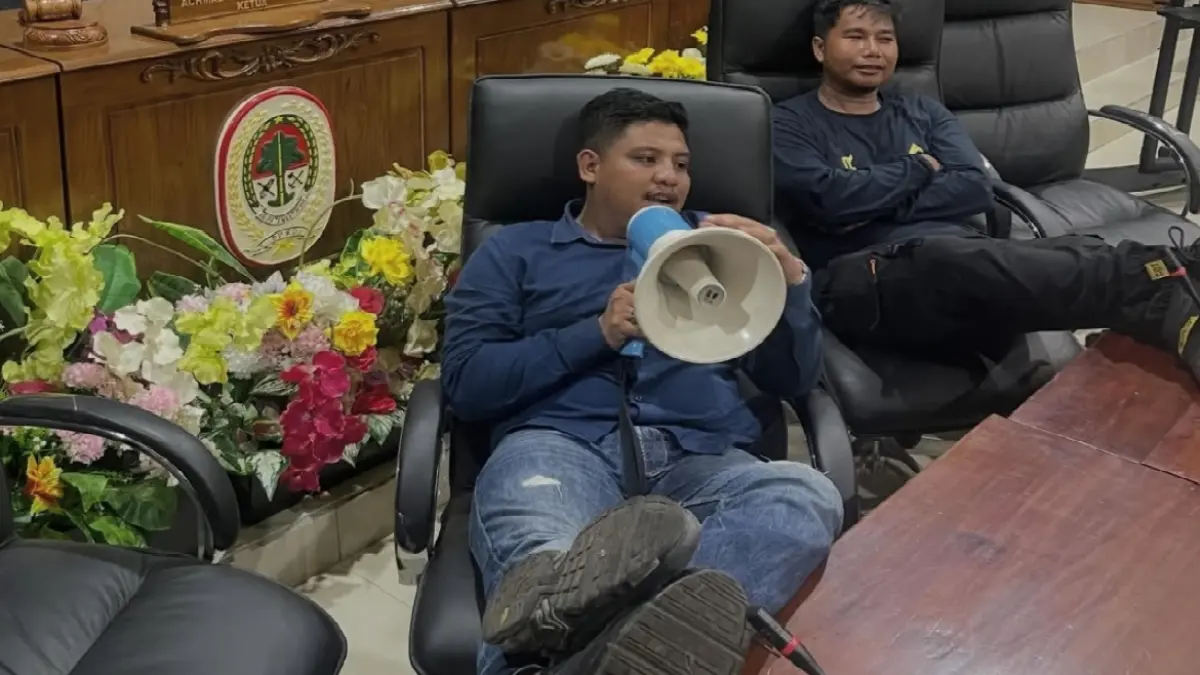 Peserta demonstrasi berdiri di meja pimpinan DPRD Ketapang saat menyampaikan orasi. Aksi yang terekam dan beredar di media sosial itu memicu kritik. (ISTIMEWA)