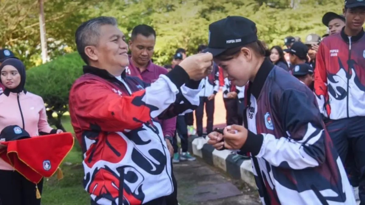 Sekretaris Daerah Kabupaten Kubu Raya, Yusran Anizam secara simbolis melepas kontingen Kubu Raya yang akan berlaga pada Pekan Olahraga Pelajar Daerah (POPDA) Kalimantan Barat 2026 di halaman Kantor Bupati Kubu Raya, Jumat (19/6). (PROKOPIM KKR)