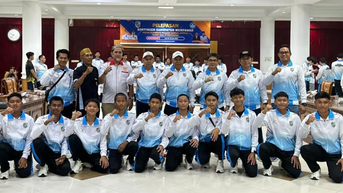 Wabup Juli Suryadi foto bersama atlet pelajar kontingen Mempawah. 
