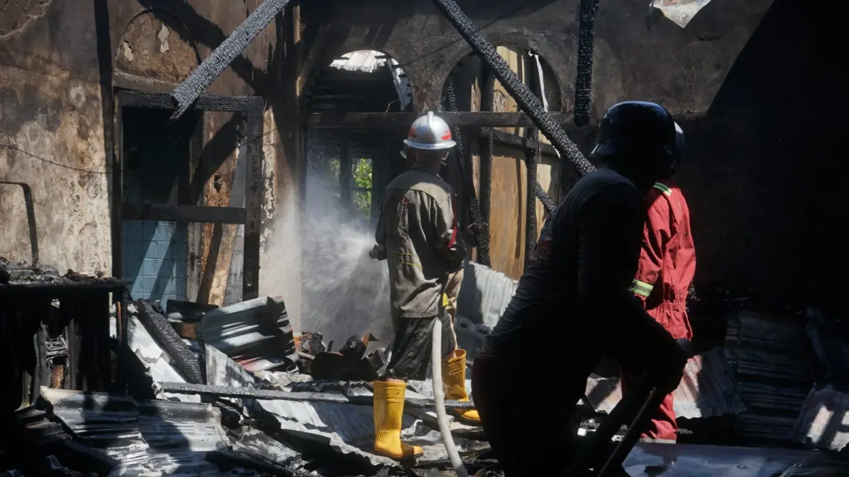 Petugas pemadam kebakaran berjibaku memadamkan api yang melalap sebuah rumah di kawasan belakang Masjid Raya Mujahidin, Pontianak, Minggu (21/6/2026). Kebakaran yang menyebabkan kerusakan sekitar 80 persen bangunan tersebut tidak menimbulkan korban jiwa. (HARYADI/PONTIANAK POST)