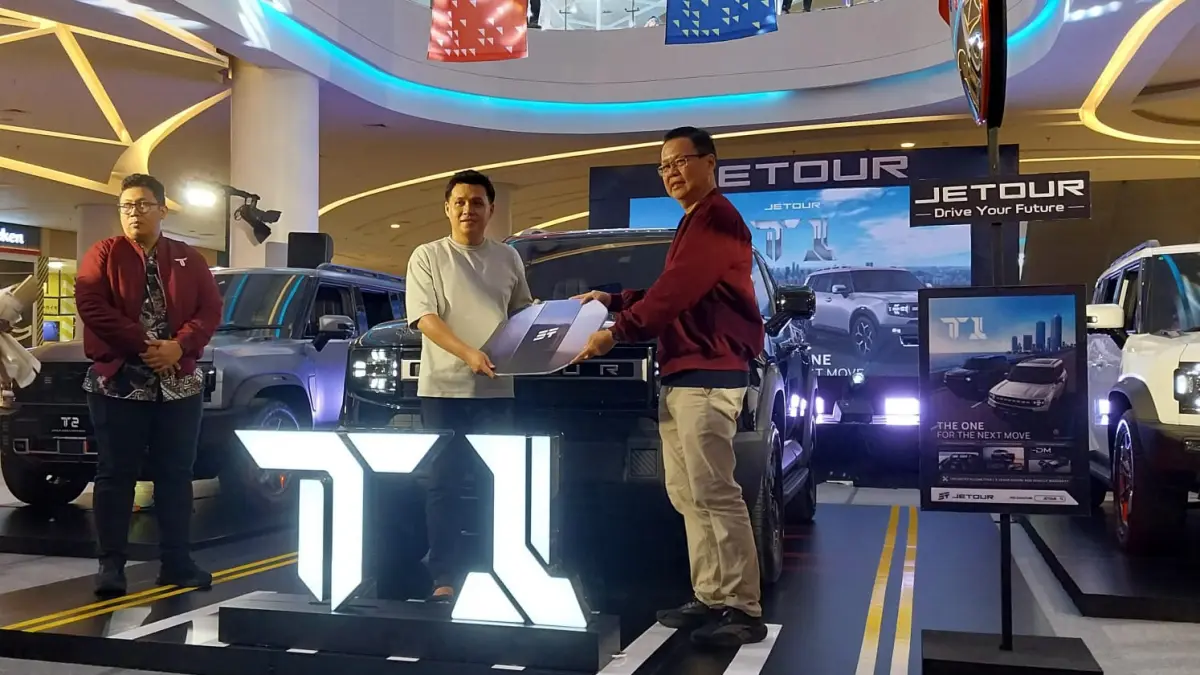 Pelanggan pertama JETOUR T1 yang menerima secara simbolis dalam kegiatan peluncuran di Gaia Bumi Raya City Mall, Kubu Raya, pada Sabtu 20 Juni 2026, 
