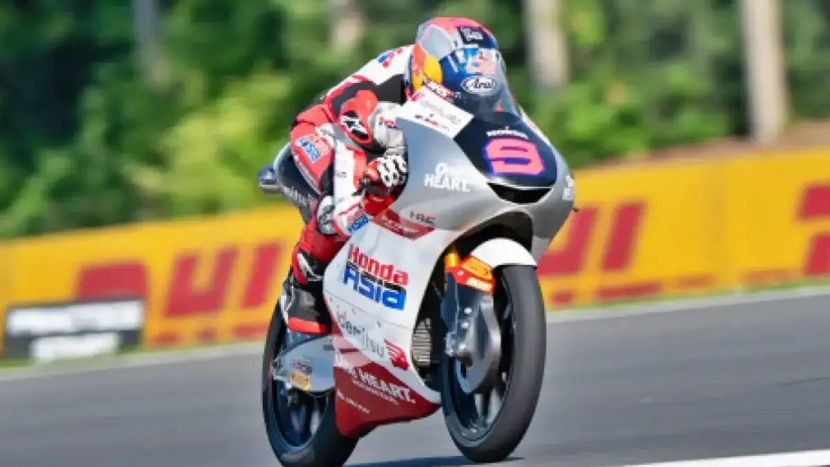 Veda Ega Pratama bersiap menghadapi Moto3 Ceko 2026 di Sirkuit Brno dengan start dari posisi ke-20 usai penalti kualifikasi. (Honda Team Asia)