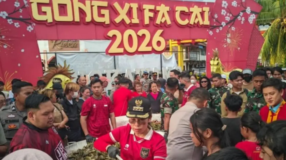 Wali Kota Singkawang Tjhai Chui Mie bersama kreator konten kuliner Bobon Santoso membagikan ribuan bakcang gratis kepada masyarakat di kawasan Vihara Tri Dharma Bumi Raya Singkawang, Minggu (21/6). (ANTARA/Narwati)