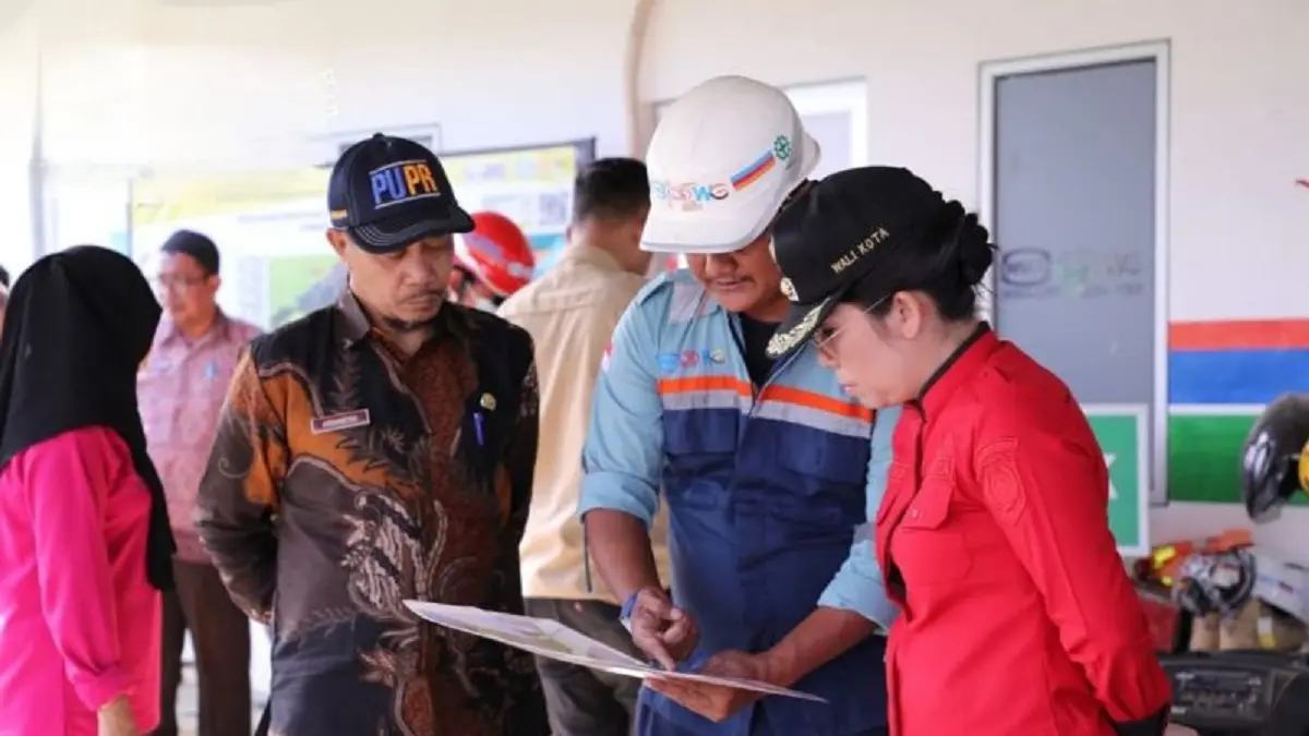 Wali Kota Singkawang, Tjhai Chui Mie, saat meninjau progres pembangunan Sekolah Rakyat Singkawang. (Antara)
