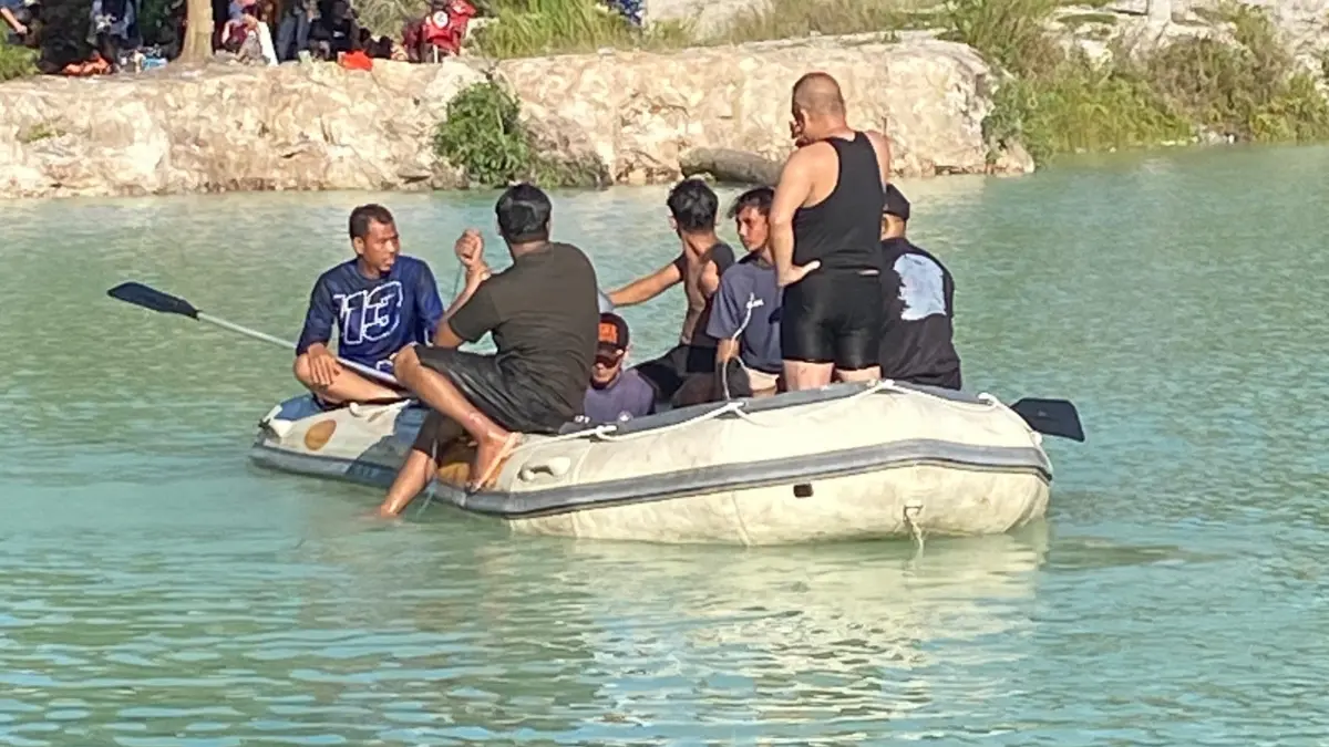 Tim Basarnas bersama Polres Sintang dan unsur SAR gabungan melakukan pencarian terhadap MRW (17) di kawasan Danau Biru, Sintang, Minggu (21/6). Sahabat korban mengaku hampir tenggelam saat berusaha memberikan pertolongan ketika melihat korban mulai kelelahan di tengah danau.