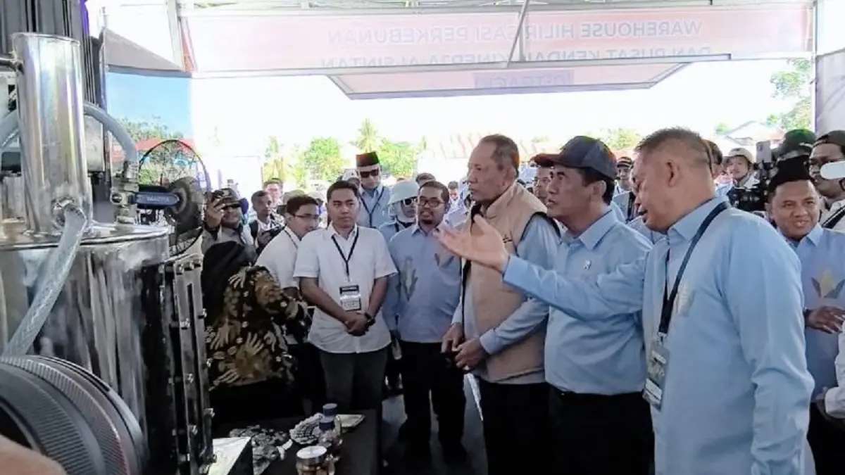 Kepala Badan Perakitan dan Modernisasi Pertanian (BRMP), Fadjry Djufry (kanan) memberi penjelasan kepada Menteri Pertanian Amran Sulaiman (dua dari kanan) terkait teknologi bioreaktor yang mampu mengubah minyak sawit mentah (CPO) menjadi B100 di ajang Pekan Nasional (PENAS) Petani Nelayan XVII di Gorontalo, Sabtu (20/6/2026). (Antara/BRMP Kementan)
