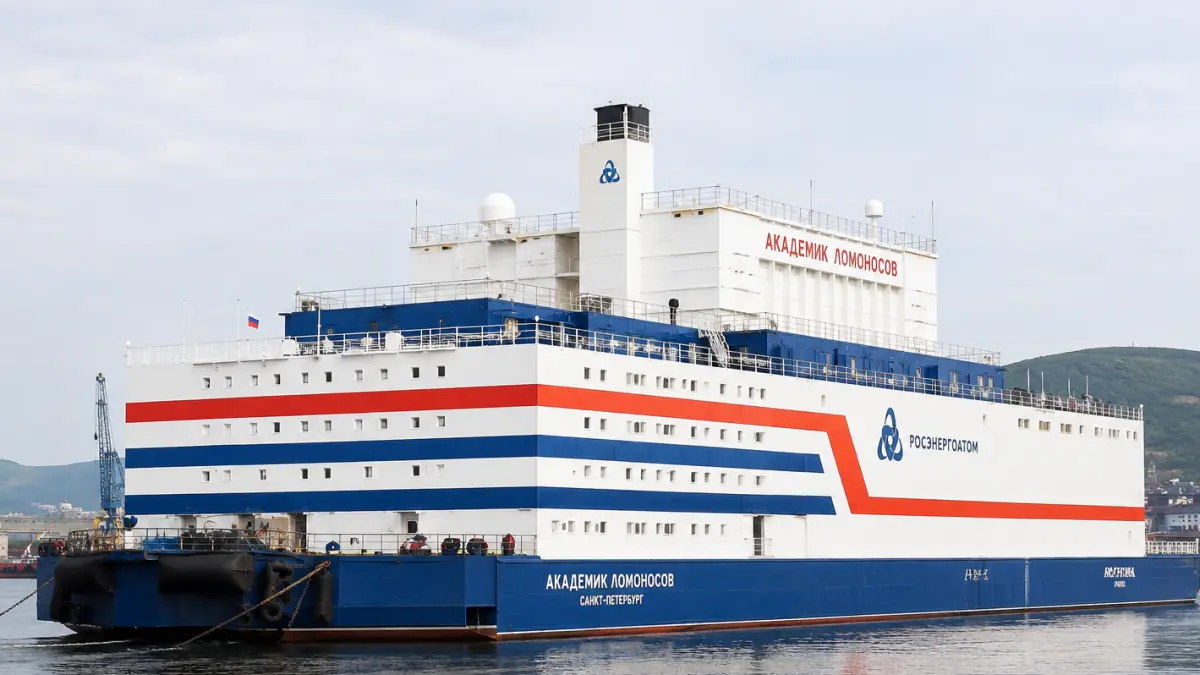 Ilustrasi pembangkit listrik tenaga nuklir (PLTN) terapung berbasis kapal tongkang. Teknologi yang dikembangkan Rusia melalui Akademik Lomonosov tersebut menjadi salah satu opsi pembangkit modular yang dikaji sejumlah negara untuk mendukung pasokan listrik rendah emisi dan ketahanan energi jangka panjang. ILUSTRASI/AI