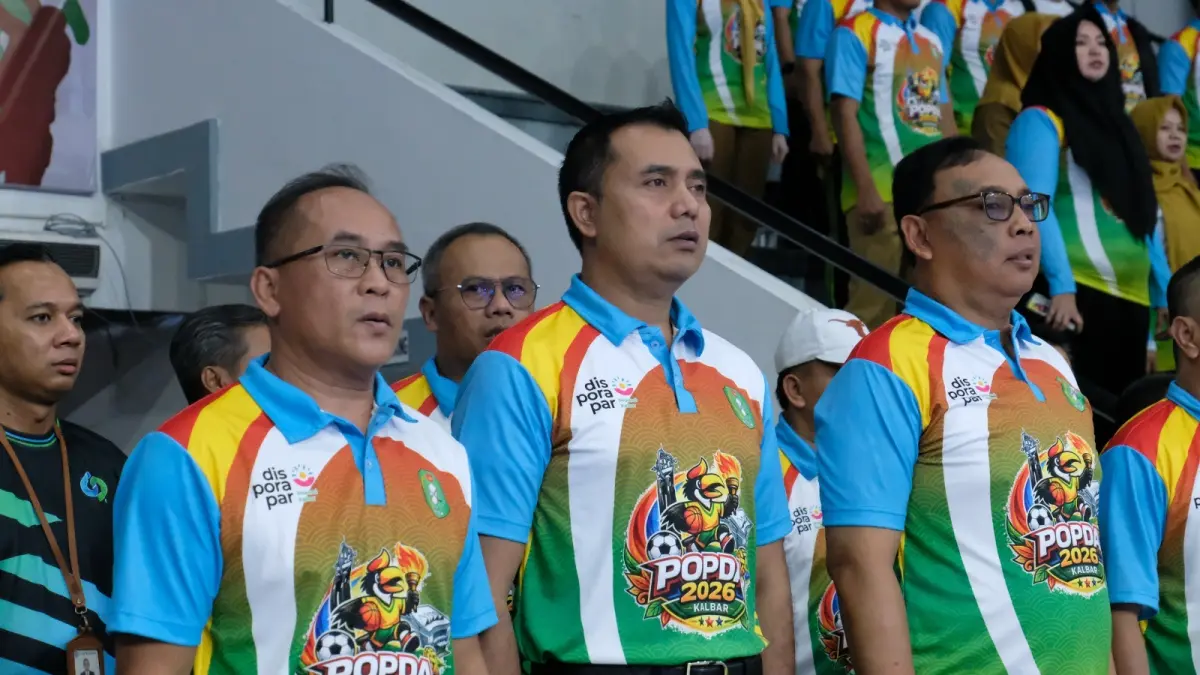 Kabid Humas Polda Kalbar Kombes Pol Bambang Suharyono mewakili Kapolda Kalbar menghadiri pembukaan Pekan Olahraga Pelajar Daerah (POPDA) Provinsi Kalimantan Barat 2026 di GOR Pangsuma Pontianak, Senin (22/6). Kehadiran Polda Kalbar menjadi bentuk dukungan terhadap pembinaan generasi muda melalui olahraga.