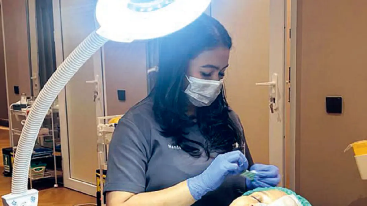 Beauty therapist melakukan tindakan perawatan ke pasien. (DOK JAWAPOS)