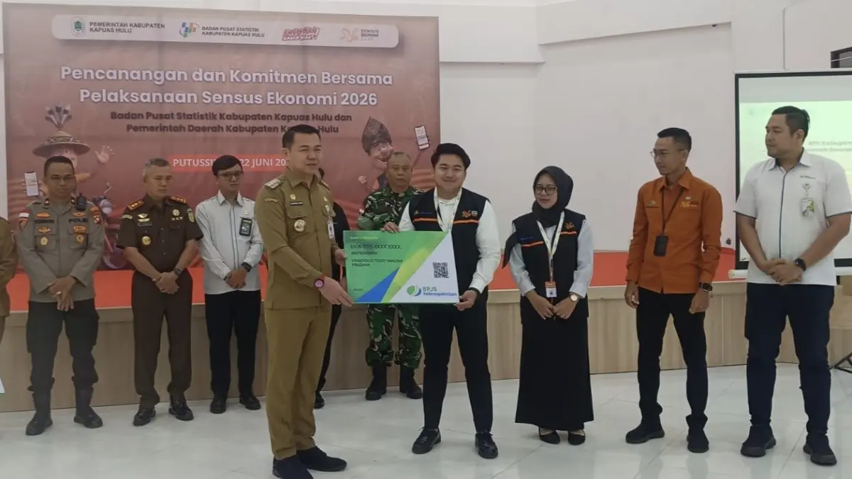 Bupati Kapuas Hulu Fransiskus Diaan saat menyerahkan secara simbolis perlindungan BPJS Ketenagakerjaan bagi petugas sensus ekonomi. (ISTIMEWA)