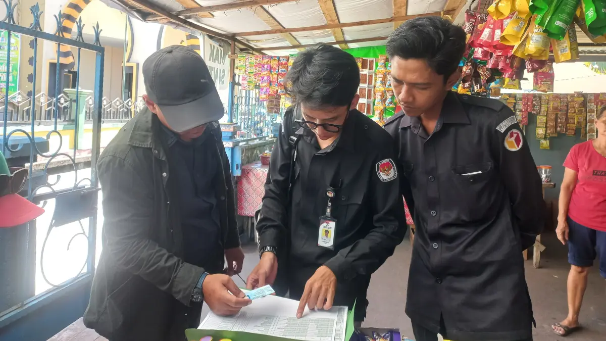COKTAS PEMILIH: Petugas Bawaslu Kubu Raya melakukan pencocokan dan penelitian terbatas (Coktas) Data Pemilih Berkelanjutan (DPB) di lapangan untuk memastikan akurasi data pemilih menjelang pemilu mendatang.(IST)