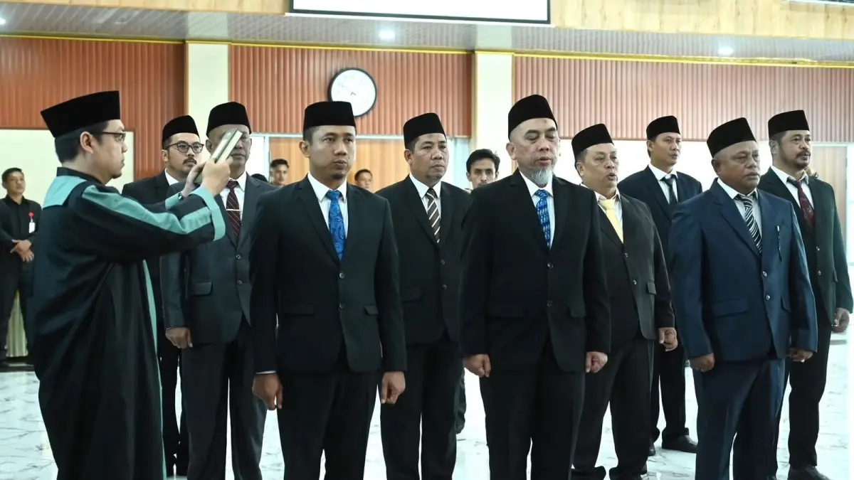 DILANTIK: Para pejabat yang dilantik mengucap sumpah di bawah kitab suci.